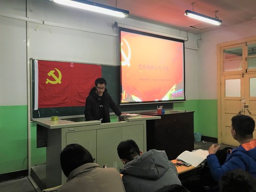 支部党员刘海东讲解党员权利与义务