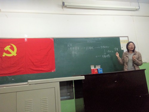 宣传委员刘畅为积极分子讲解入党流程