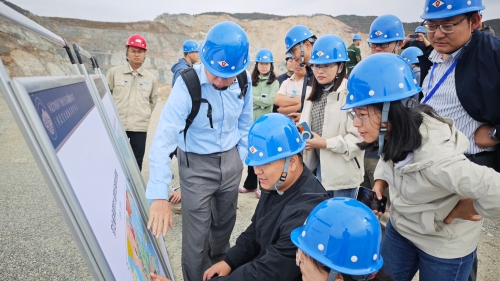 10野外地质考察现场